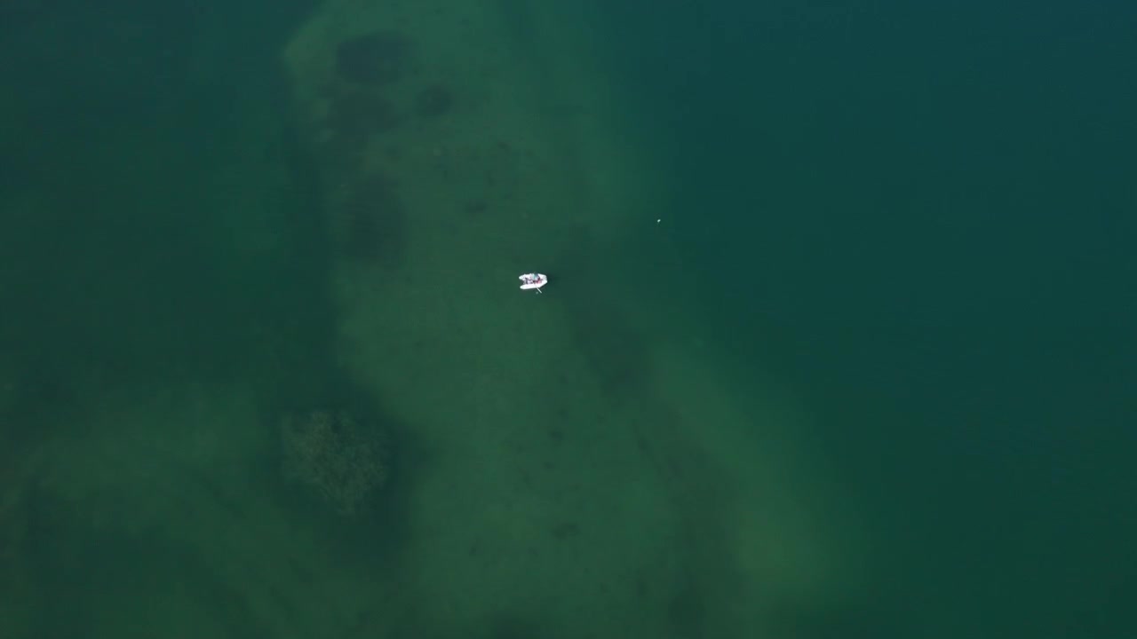Perahu putih di danau hijau yang indah