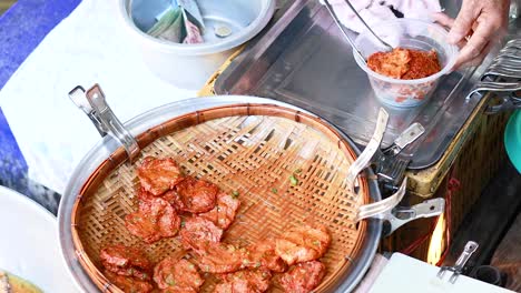 cocinar y servir pasteles de pescado en un barco