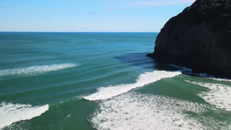 Surf-break-at-Piha-black-sand-beach