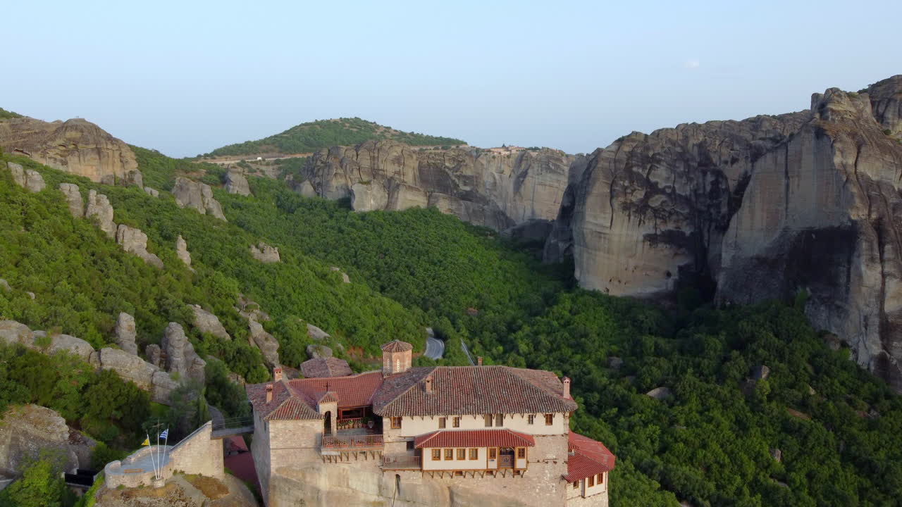 웅장한 운석 수도원과 해가 지는 동안 아름다운 산의 드론 촬영