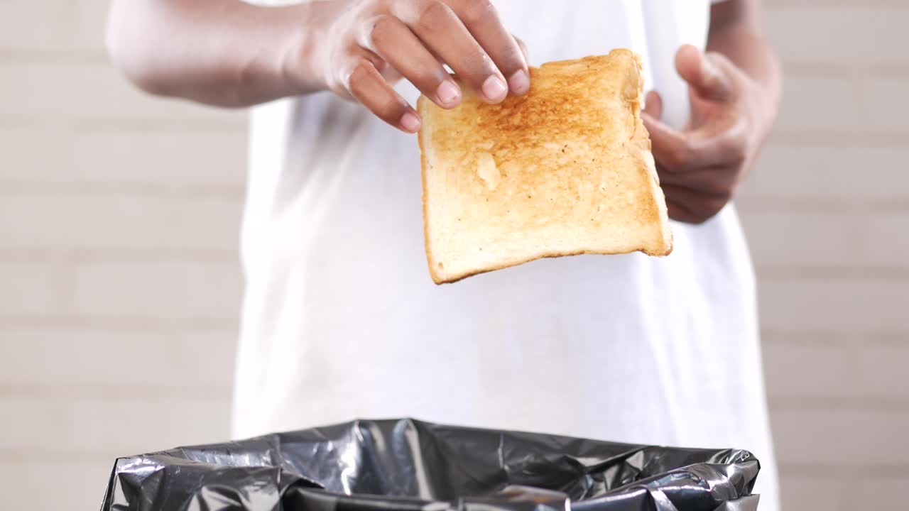 Gettare il pane in un bidone della spazzatura