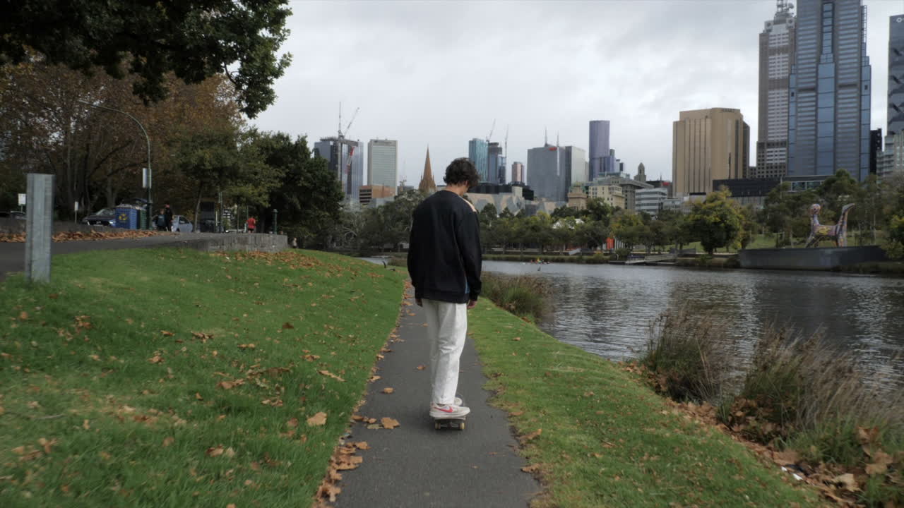 십대 스케이트보더가 야라 강, 멜버른, 슬로우 모션에서 스케이트를 탔습니다.
