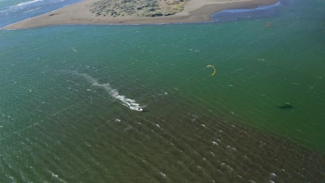 Drohnenaufnahme,-Kitesurfen,-Sonnenuntergang-Auf-Dem-Fluss-Und-Dem-Meer,-Region-La-Boca-Sexta,-Matanzas,-Chile