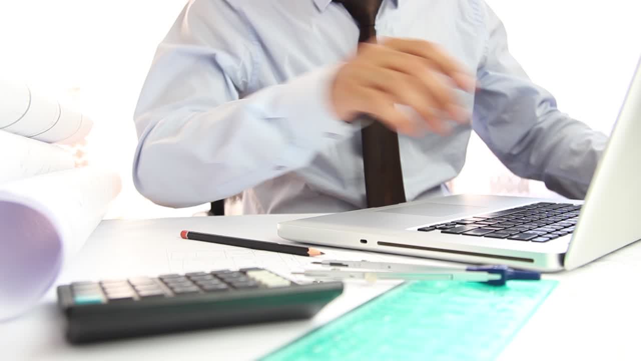 建築師使用筆記型電腦進行設計項目