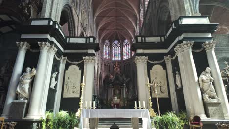 altar ornamentado dentro de la catedral de san bavo en gante, bélgica, con estatuas, columnas y vidrieras