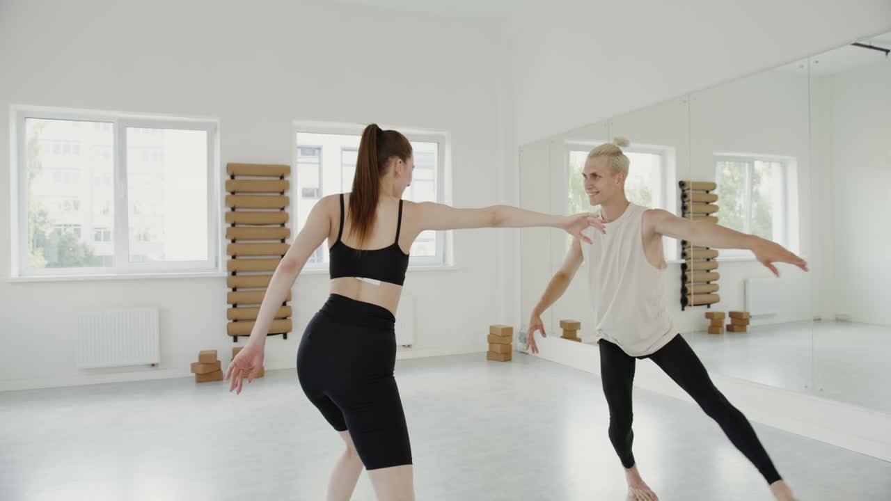 Una coppia che balla in uno studio
