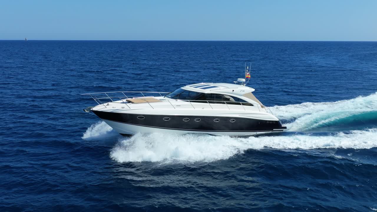 Yacht a motore di lusso che crea onde potenti sul Mar Mediterraneo blu al rallentatore cinematografico