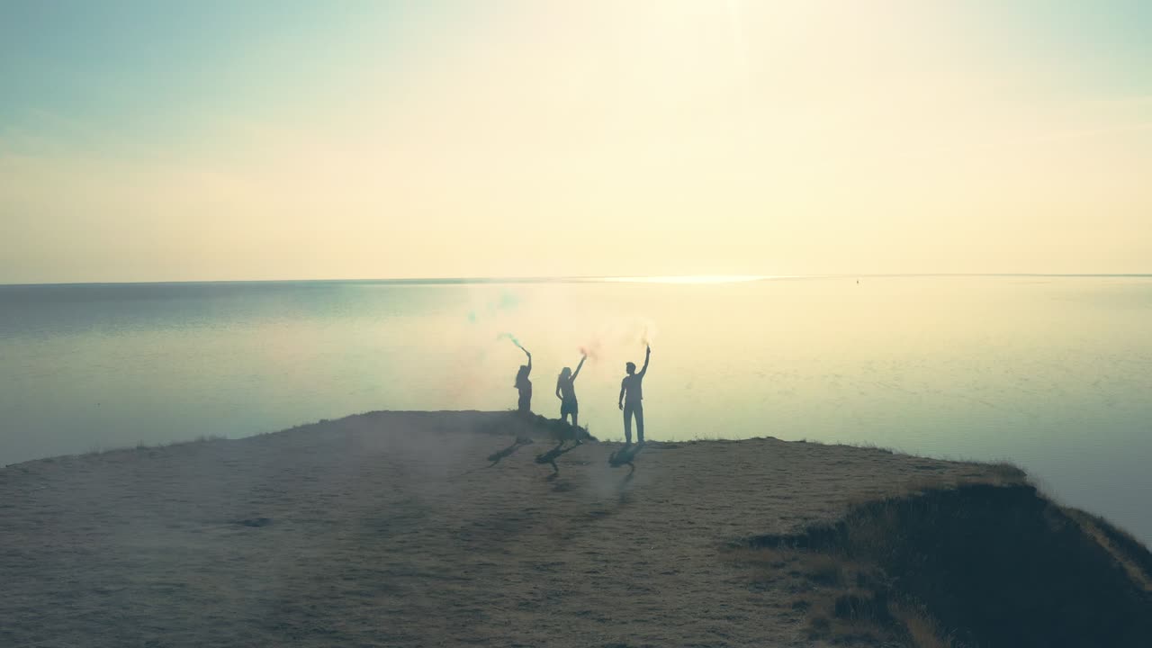 바가 가장자리에 서 있는 색의 폭탄을 가진 사람들