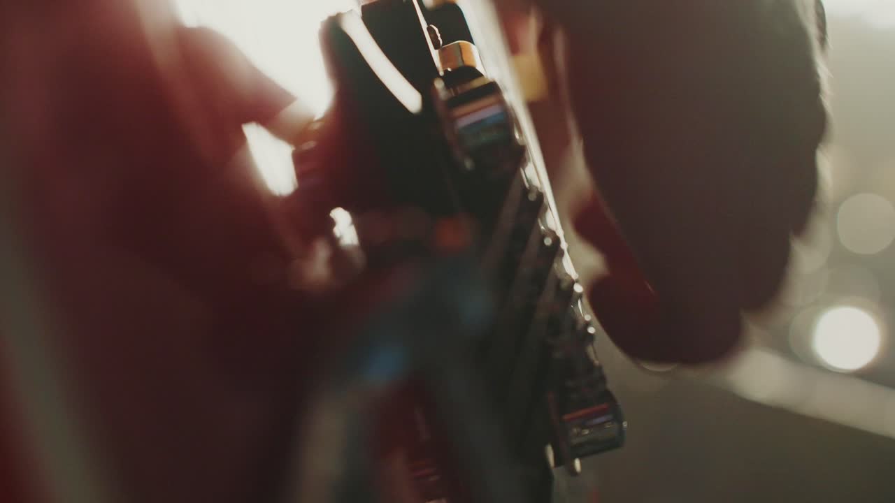 전기 기타를 연주하는 손의 클로즈업