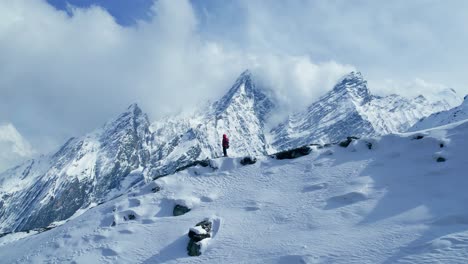 impresionantes imágenes de drones de un niño con una chaqueta roja admirando los paisajes del himalaya en la caminata del circuito de manaslu, nepal