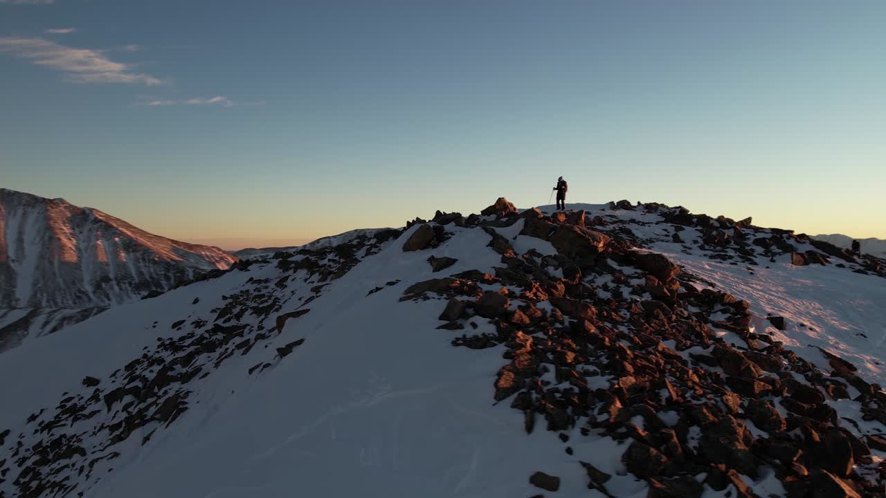 트레커의 궤도를 도는 드론 샷