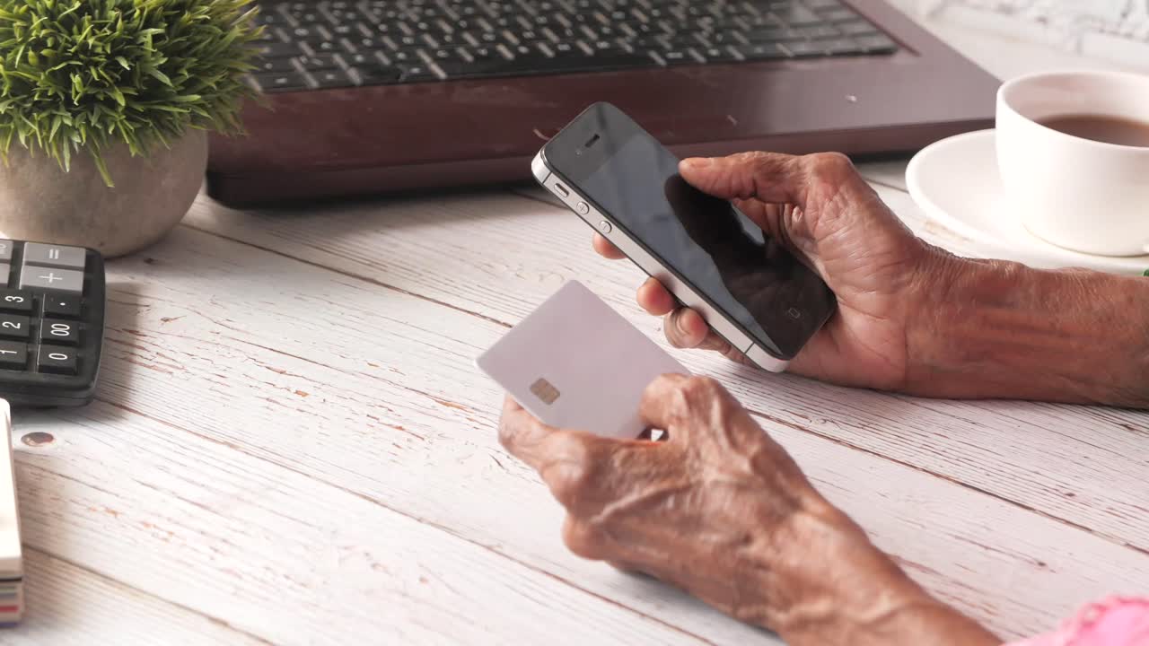 Persona anziana che effettua un pagamento online