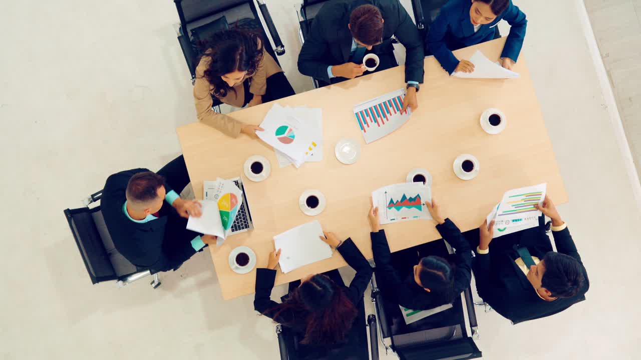 Reunión de un grupo de personas de negocios tomada desde arriba.