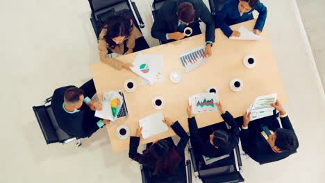 reunión de un grupo de personas de negocios filmada desde arriba