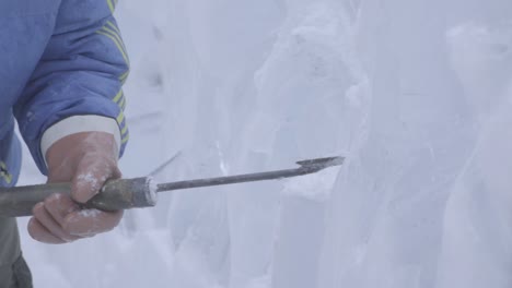 tallado en hielo en progreso