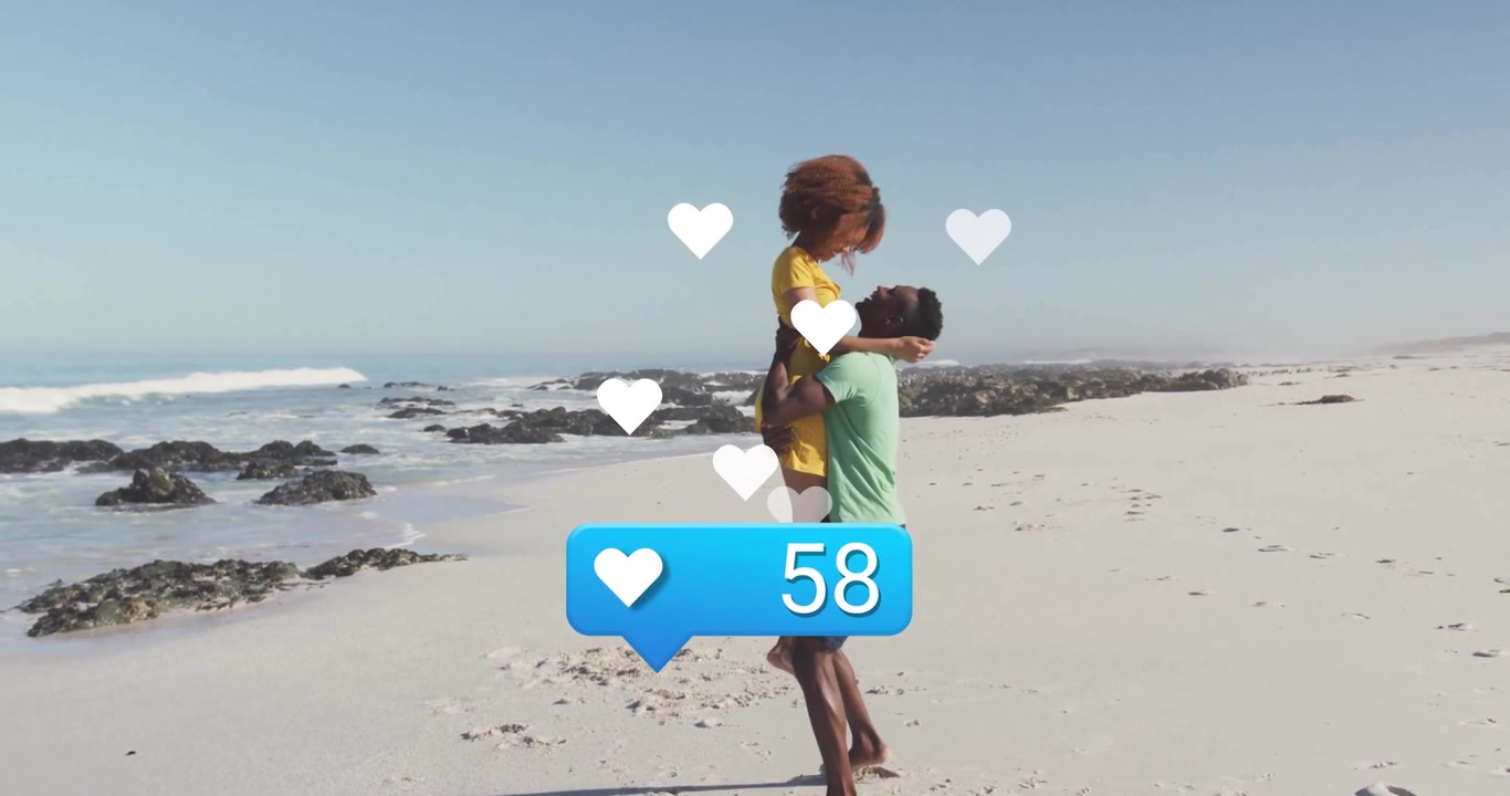 Pareja girando, abrazándose y levantándose con cariño en la playa mientras un contador de 'me gusta' de redes sociales eleva iconos de corazón