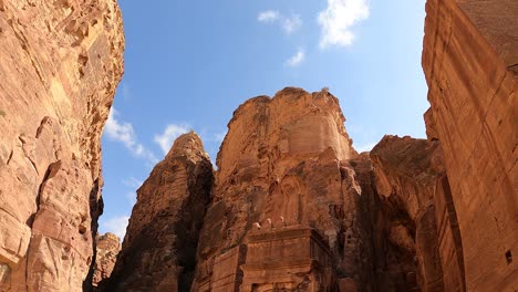 Mirando-El-Paisaje-Nublado-Sobre-Los-Acantilados-De-Arenisca-Y-Las-Tumbas-Antiguas-En-Petra,-Jordania---Lapso-De-Tiempo