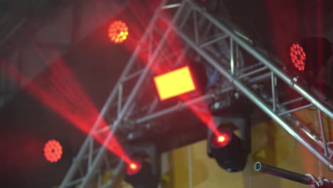 luz colorida dirigida en la escena concierto en el estadio en la fiesta de la noche, luz de caja abstracta multicolor para entretenerse, reflector en el espectáculo en el escenario, rayos de color rojo púrpura y naranja brillante en el evento