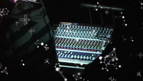 animación de moléculas sobre dj tocando música con mesa de mezcla