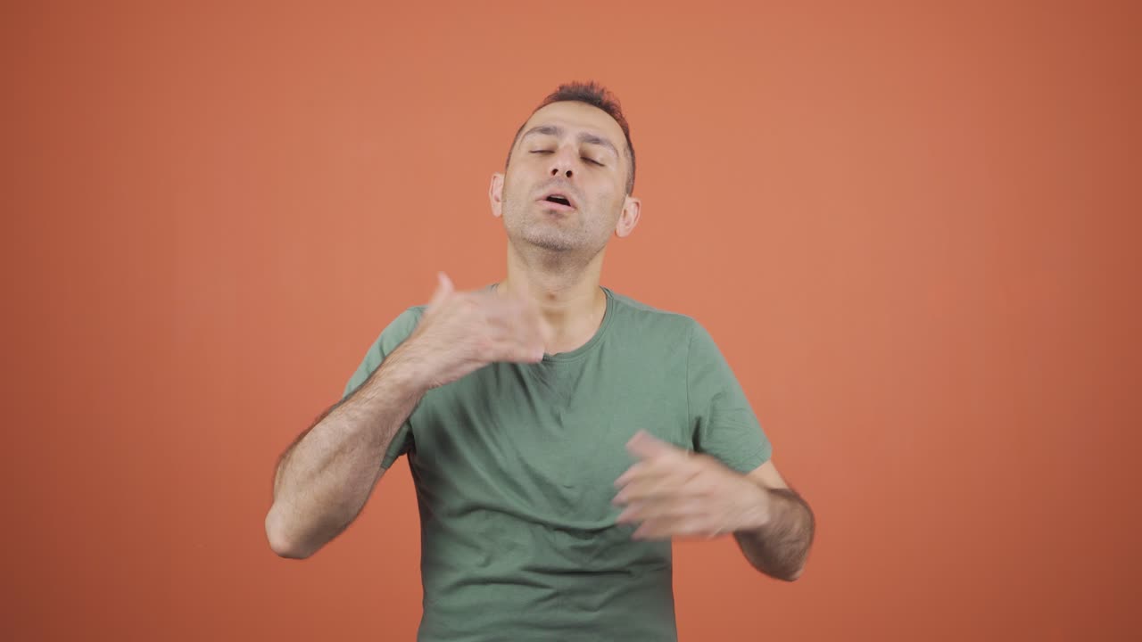 hombre de negocios abrumado por la temperatura del aire.