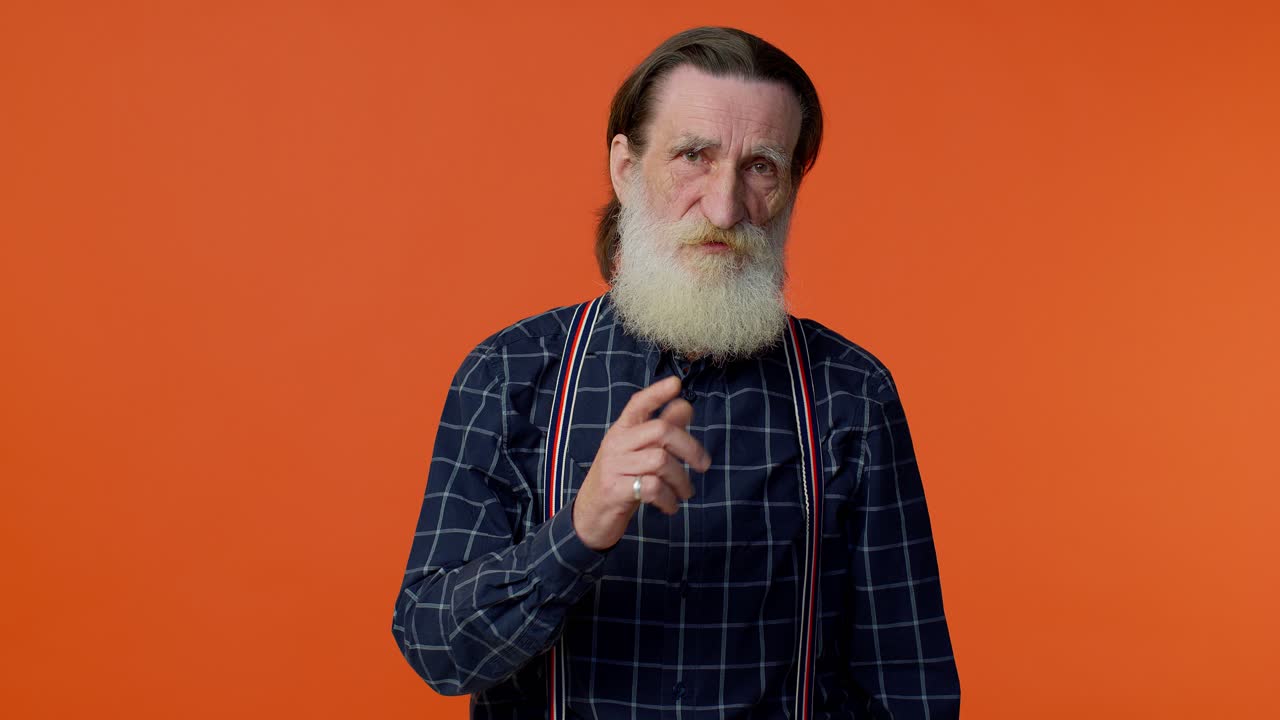 anciano anciano en advertencia con gesto de dedo, diciendo no, ten cuidado, dando consejos para evitar el peligro