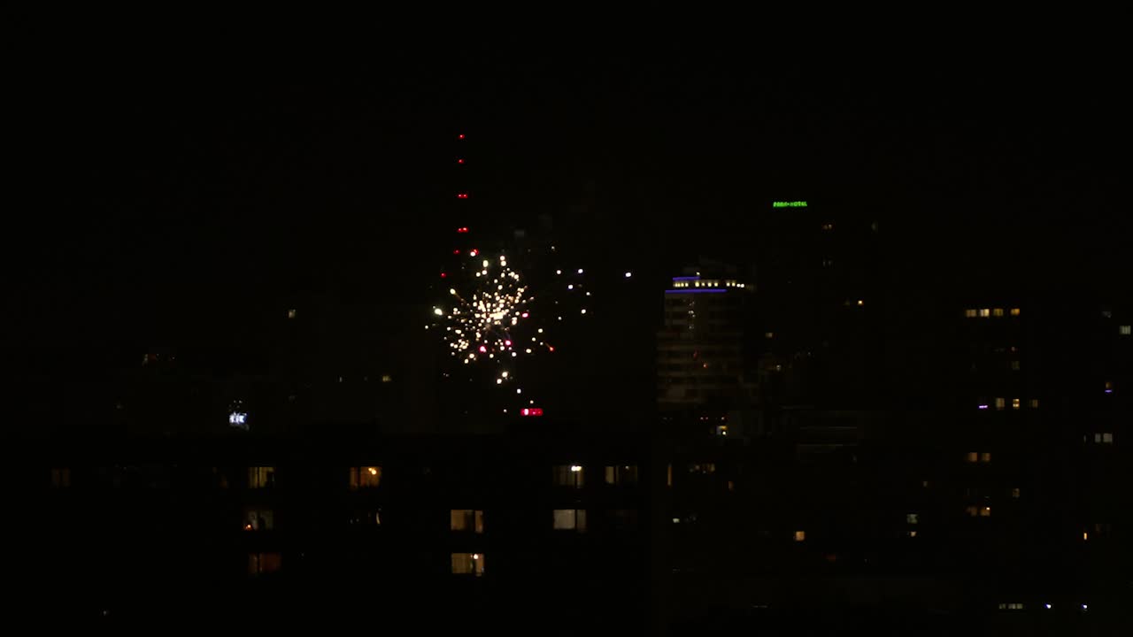 fuegos artificiales de nochevieja 2023 sobre la ciudad de sofia, bulgaria