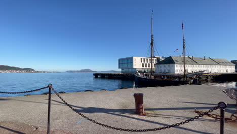 viejos motores de barcos de madera fuera del puerto de alesund, noruega en un hermoso día claro y tranquilo con un cielo azul brillante y mares en calma, panorámico de derecha a izquierda