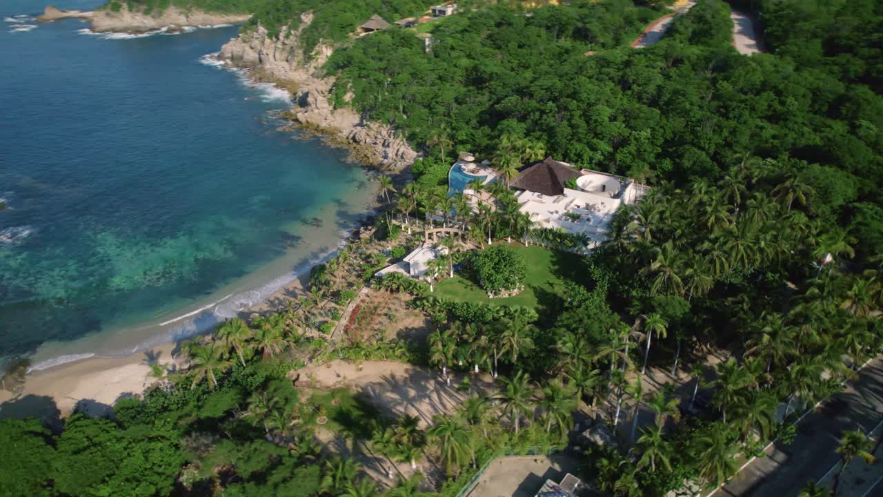 vista aérea de un hotel turístico tropical junto a la playa en huatulco