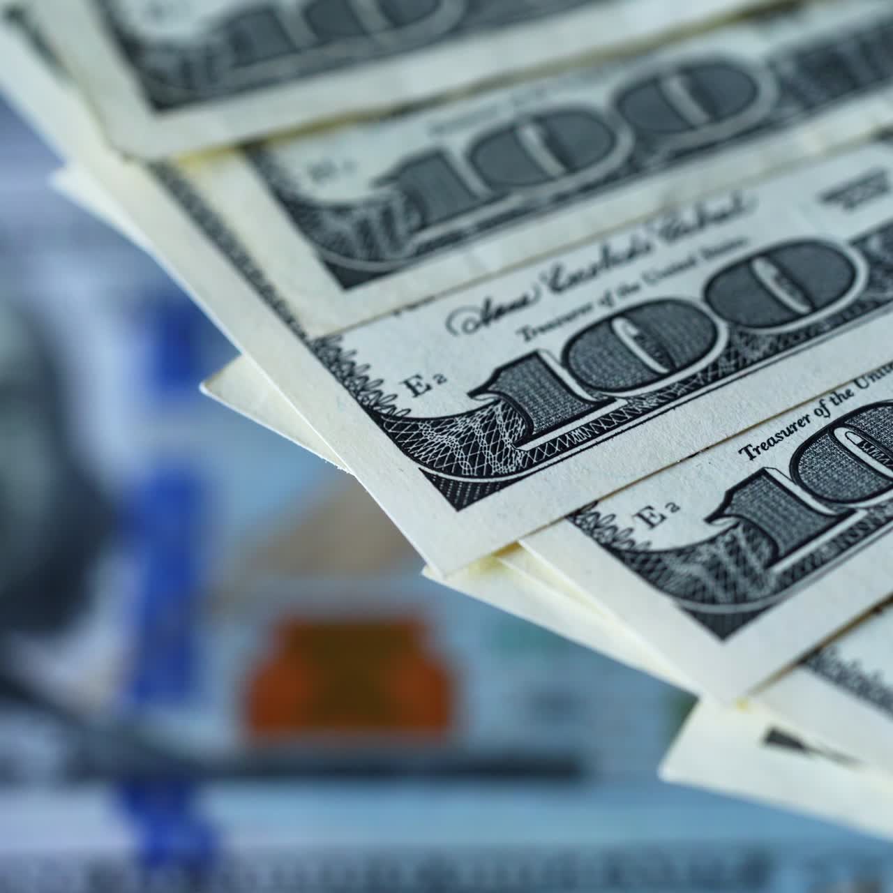 dinero en efectivo estadounidense. billetes de cien dólares moviéndose en círculo. rotación de dinero de papel de billetes de ciento dólares. macro shot.