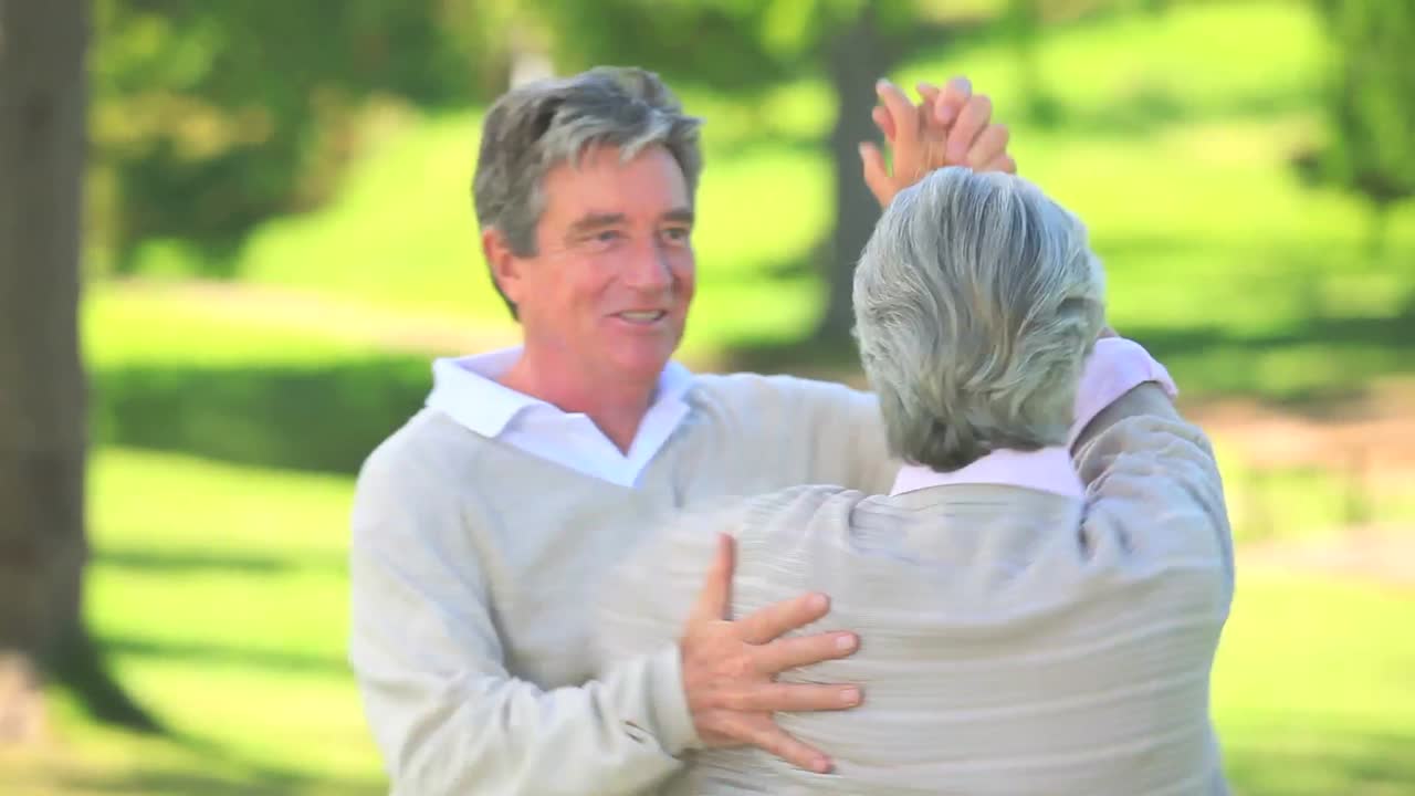 밖에서 춤을 추는 성숙한 커플