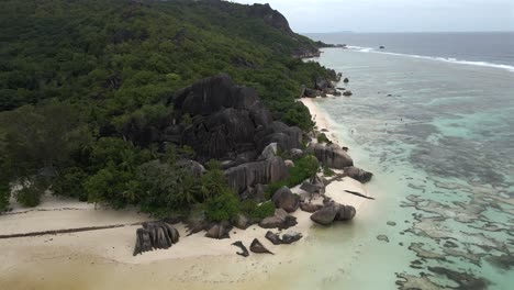 anse source d'argent spiaggia sull'isola di la digue alle seychelles filmata dall'alto