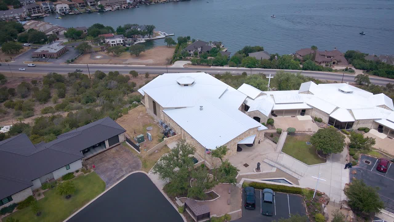 imágenes de drones de una hermosa iglesia con vista al lago lbj en texas