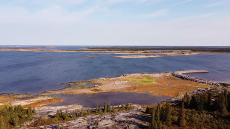 vista aérea de la costa de la bahía de hudson en eeyou istchee baie-james quebec, canadá