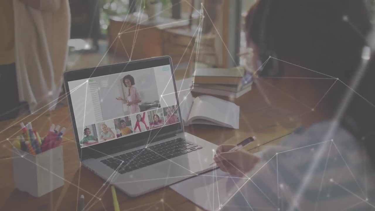 animación de la red de conexiones sobre una chica afroamericana haciendo la tarea en videocall en una computadora portátil.