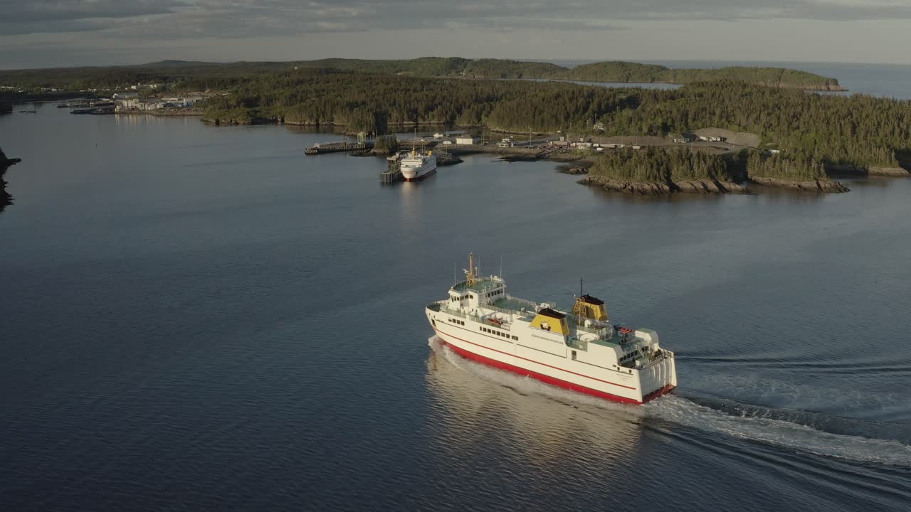toma estática del ferry llegando al muelle