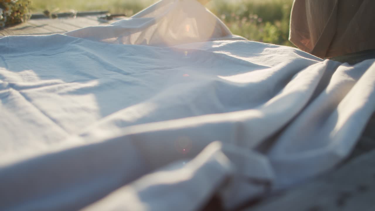 초원에 테이블 세팅