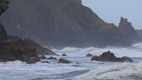 mares estrellados en una tormenta de invierno en la costa de waterford irlanda