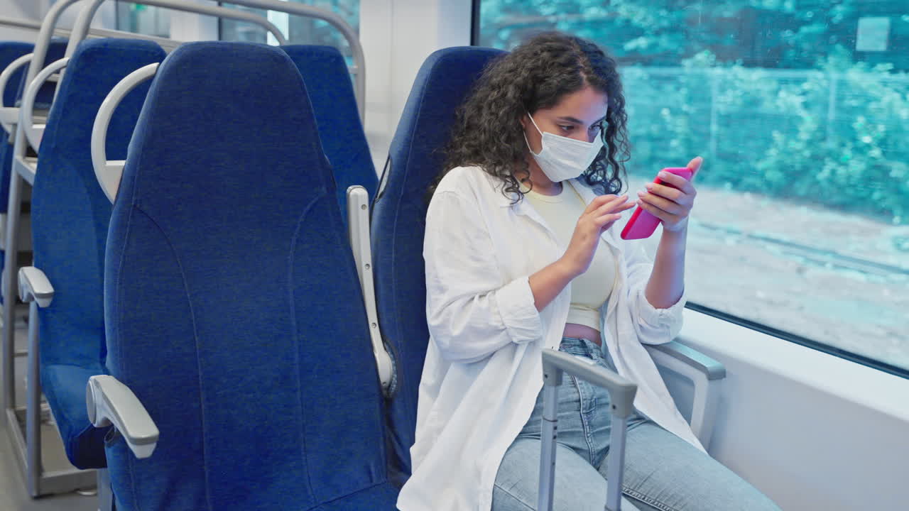 mujer en un tren usando un teléfono inteligente