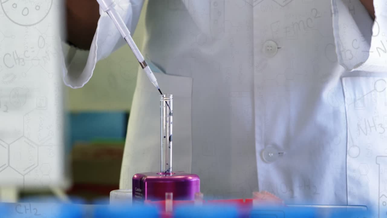 animación de fórmulas químicas sobre las manos de una trabajadora de laboratorio afroamericana con muestra