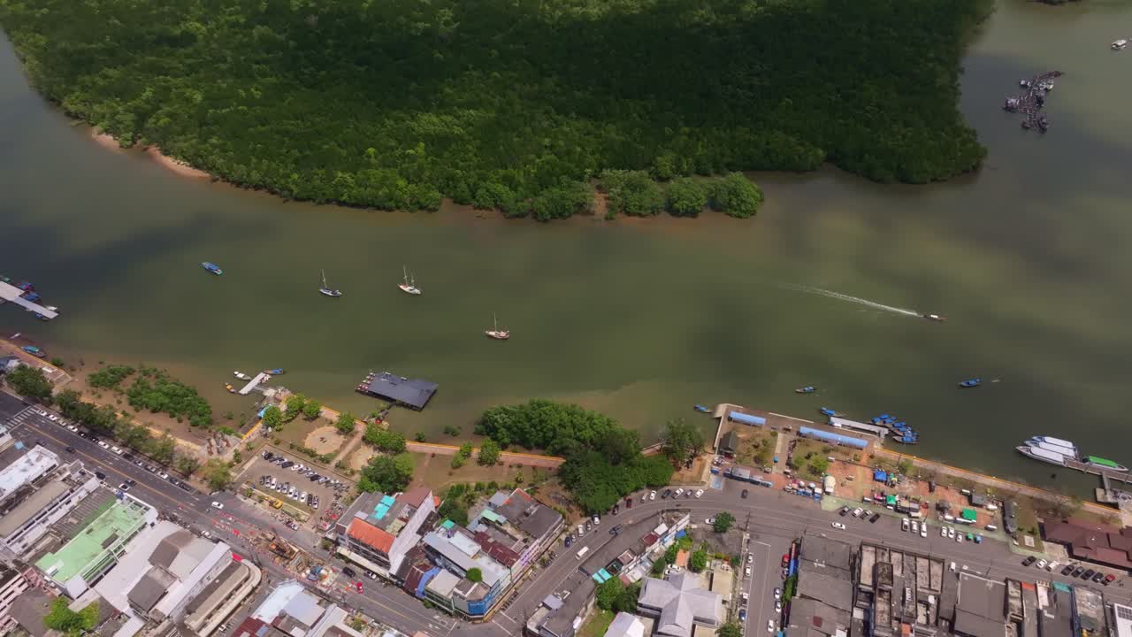 Vista dall'alto del centro storico di Krabi e delle barche da pesca, Thailandia