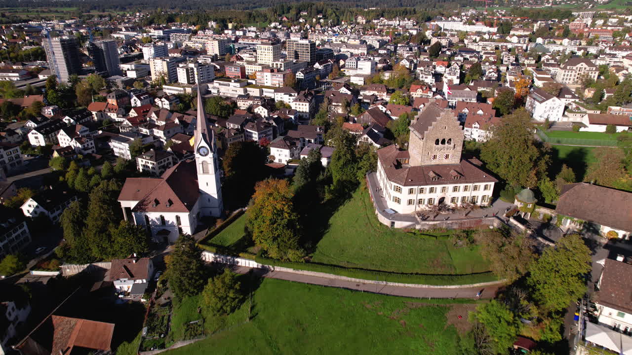 Luftaufnahme einer ruhigen Stadt mit einem kleinen Schloss und einer Kirche, Uster, Schweiz