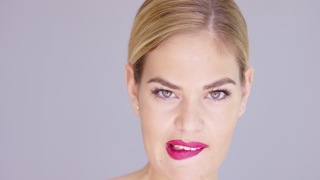 una joven sensual mordiendo sus labios rojos.