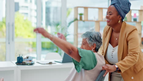 mujeres de negocios, empujando sillas y bailando con diversión