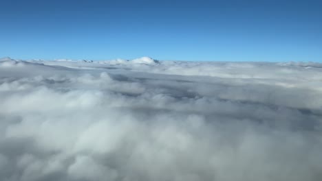 pov volando sobre un mar de nubes como lo ve el piloto
