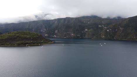 Pájaros-Volando-Por-La-Laguna-De-Cuicocha,-Ecuador