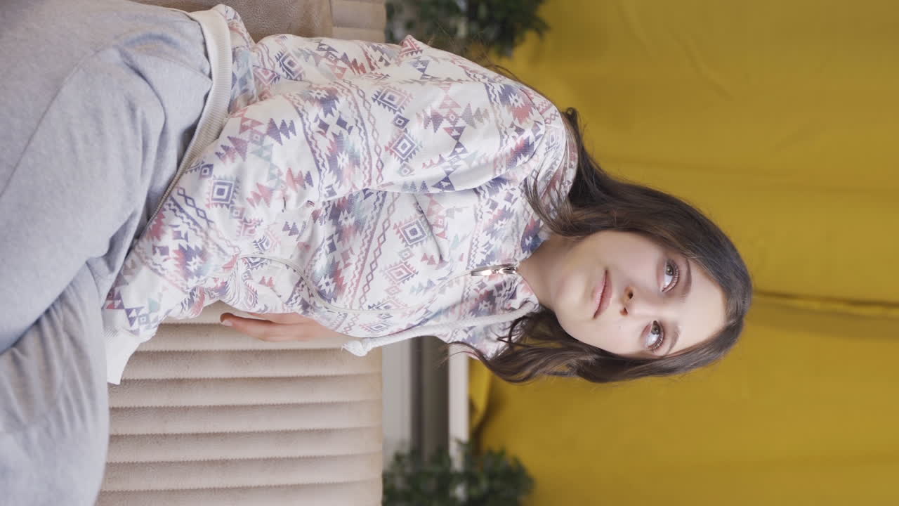 밤에 집에서 일하는 것에 대한 아이디어를 떠올린 젊은 여성의 수직 비디오입니다.