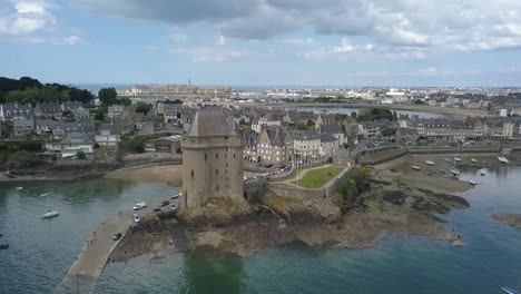 imágenes de drones del bastión de los siervos de los santos - bretagne, francia