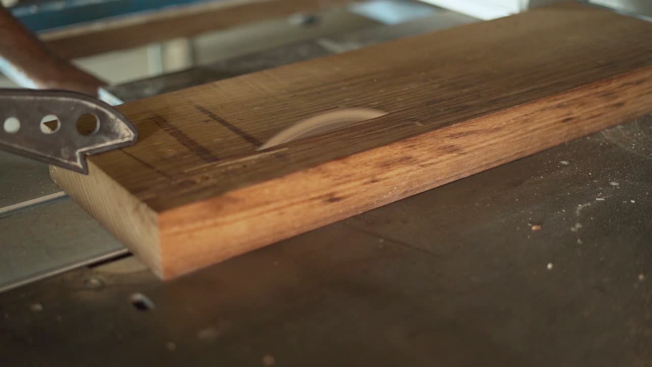 precisión de disparo en cámara lenta cortando un tablón con una sierra circular de mesa