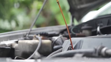 comprobación del nivel de aceite del automóvil