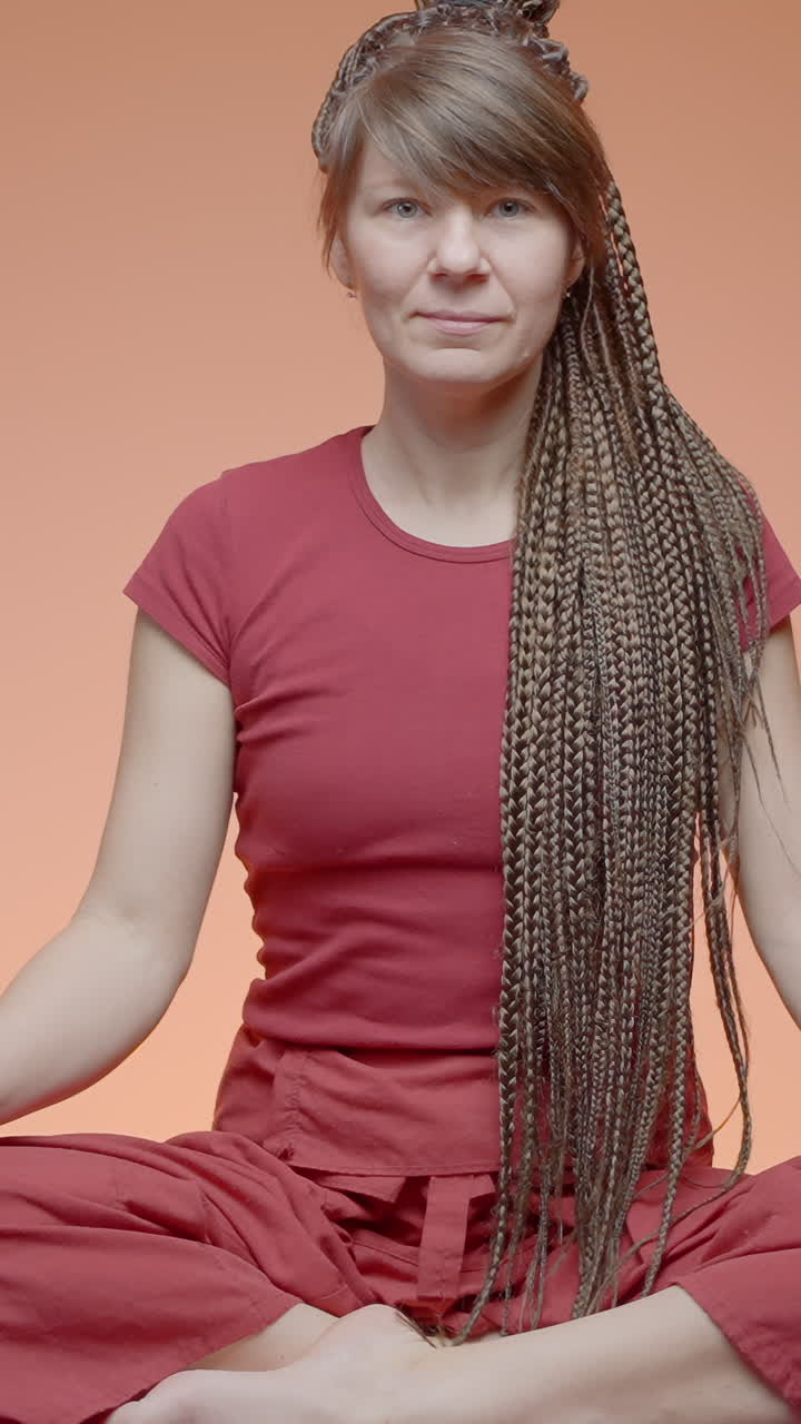 mujer en una postura de yoga